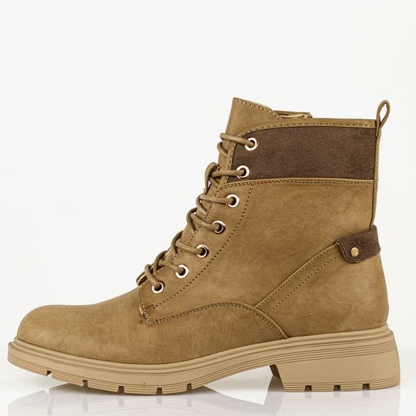 Beżowe botki damskie M.Daszyński 2501-3. Brązowe botki damskie M.Daszyński, na jesień, z jeansu, z okrągłym noskiem, bez obcasa, na obcasie, bez zapięcia. W wyprzedaży za 171.14 zł.