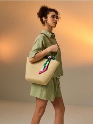 Pleciona torba na ramię z dekoracyjną apaszką - kremowy. Białe torebki klasyczne damskie Sinsay, bez wzorów, bez dodatków. Za 49.99 zł.