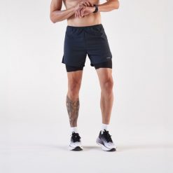 Spodenki do biegania męskie Kiprun 2w1 Run 500 Comfort. Czarne szorty męskie KIPRUN, bez wzorów, z materiału, sportowe. Za 129.99 zł.