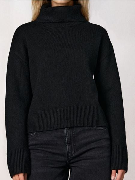 Gładki golf basic - czarny. Czarne golfy damskie Sinsay, l, bez wzorów, bez ramiączek. Za 49.99 zł.