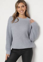 Jasnoniebieski Sweter z Dodatkiem Wiskozy i Ozdobnym Splotem Riavellea. Niebieskie swetry klasyczne damskie Born2be, z jeansu, bez kołnierzyka. Za 64.99 zł.