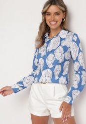 Niebieska Koszula z Artystycznym Nadrukiem Twarzy Dremelia. Niebieskie koszule damskie Born2be, m, bez wzorów, eleganckie, bez kołnierzyka, bez ramiączek. Za 69.99 zł.