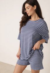 Niebieski Letni Komplet Oversize z Wiskozy w Paski T-Shirt i Szorty Agathona. Niebieskie szorty damskie Born2be, bez wzorów, z wiskozy, wakacyjne. Za 169.99 zł.