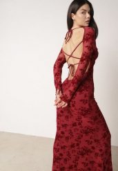 Czerwona Dopasowana Sukienka VICES z Odkrytymi Plecami Ozdobiona Tiulową Koronką Ravita. Czerwone sukienki damskie Born2be, na randkę, l, z aplikacjami, z koronki, eleganckie, bez kołnierzyka, bez ramiączek, maxi, dopasowane. Za 149.99 zł.