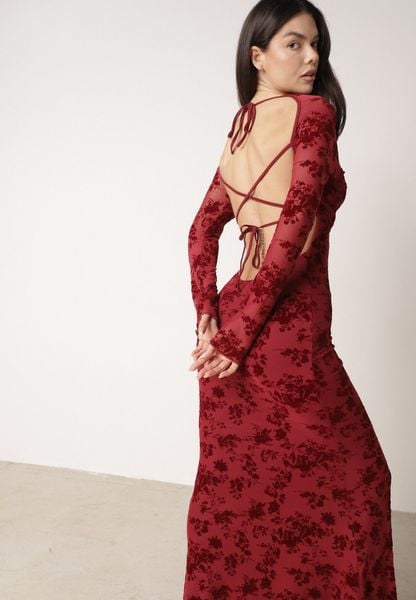 Czerwona Dopasowana Sukienka VICES z Odkrytymi Plecami Ozdobiona Tiulową Koronką Ravita. Czerwone sukienki damskie Born2be, na randkę, l, z aplikacjami, z koronki, eleganckie, bez kołnierzyka, bez ramiączek, maxi, dopasowane. Za 149.99 zł.