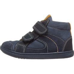 Sneakersy w kolorze granatowym. Niebieskie trampki i tenisówki chłopięce Primigi, bez wzorów, z materiału, bez zapięcia. W wyprzedaży za 145.95 zł.