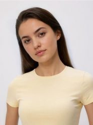 T-shirt slim fit - jasnożółty. Żółte t-shirty damskie Reserved, l, bez wzorów, z bawełny, bez kołnierzyka. Za 29.99 zł.