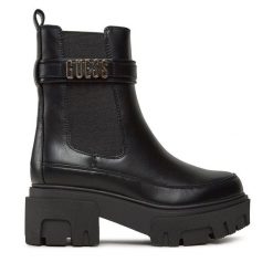 Botki Guess. Czarne botki damskie Guess, bez obcasa, na słupku, bez zapięcia. Za 799.99 zł.