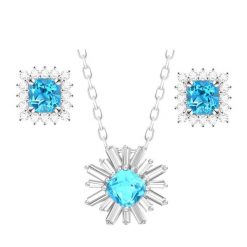 XARA komplet srebrnej biżuterii naszyjnik kolczyki blue topaz 4,7 ct. Niebieskie kolczyki damskie Enaya, z cyrkonią, metalowe, na sztyftcie. Za 445.00 zł.