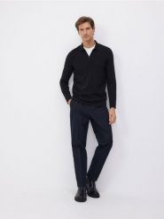 Spodnie chino regular fit - granatowy. Niebieskie spodnie materiałowe męskie Reserved, bez wzorów, z bawełny. W wyprzedaży za 69.99 zł.