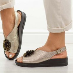 Złote skórzane Polskie sandały damskie na platformie Deoni L134. Żółte sandały damskie Deoni, z aplikacjami, ze skóry, bez obcasa, na platformie. Za 439.00 zł.