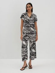 Someday. Kombinezon w kolorze czarno-białym rozmiar: 34. Białe kombinezony damskie Someday, bez wzorów, z wiskozy, bez kołnierzyka, bez ramiączek. Za 295.99 zł.