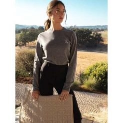 Sweter z dzianiny z logo dla kobiet PS of Sweden. Szare swetry klasyczne damskie PS OF SWEDEN, na zimę, z dzianiny, bez kołnierzyka. Za 570.50 zł.