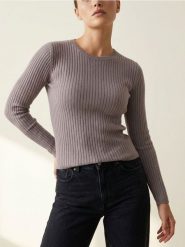 Klasyczny prążkowany sweter - beżowy. Brązowe swetry klasyczne damskie Sinsay, l, prążkowane, bez kołnierzyka. Za 29.99 zł.