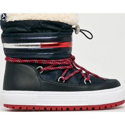 Tommy Jeans - Śniegowce. Niebieskie śniegowce damskie Tommy Jeans, z jeansu. W wyprzedaży za 449.90 zł.