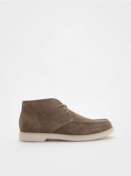 Zamszowe botki za kostkę - beżowy. Brązowe buty zimowe męskie Reserved, ze skóry, za kostkę, bez zapięcia. W wyprzedaży za 99.99 zł.