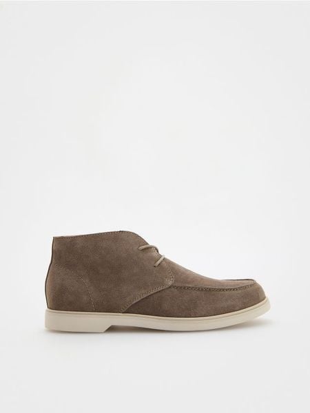 Zamszowe botki za kostkę - beżowy. Brązowe buty zimowe męskie Reserved, ze skóry, za kostkę, bez zapięcia. W wyprzedaży za 99.99 zł.