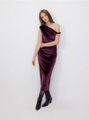 Welurowa sukienka midi - bordowy. Czerwone sukienki damskie Reserved, na co dzień, l, bez wzorów, z dzianiny, bez kołnierzyka, bez ramiączek, midi, proste. W wyprzedaży za 39.99 zł.