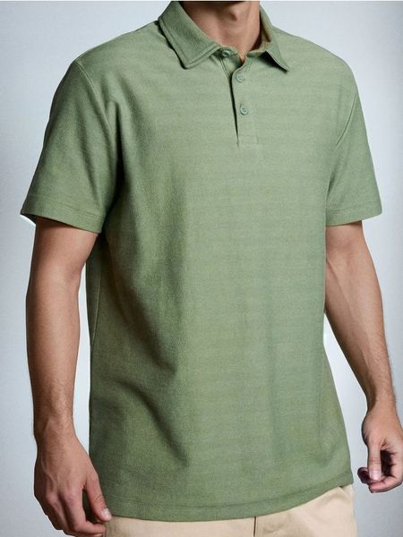 Bawełniana koszulka polo basic - zielony. Zielone koszulki polo męskie Sinsay, l, bez wzorów, z bawełny, bez ramiączek. W wyprzedaży za 27.99 zł.