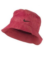 Nike Kapelusz w kolorze czerwonym rozmiar: S/M. Czerwone kapelusze damskie Nike, bez wzorów, z materiału. Za 118.84 zł.