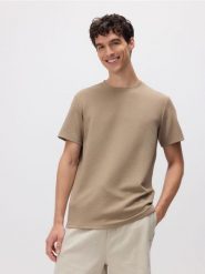 Gładki t-shirt regular fit - beżowy. Brązowe t-shirty męskie Reserved, l, bez wzorów, z dzianiny, bez kołnierzyka. W wyprzedaży za 45.99 zł.