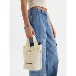 Torebka Guess Jeans. Torebki klasyczne damskie Guess Jeans, z aplikacjami, z jeansu, bez dodatków. Za 199.99 zł.