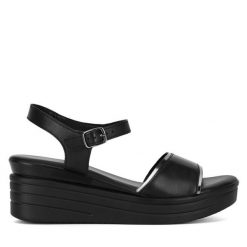 Sandały Lasocki. Czarne sandały damskie Lasocki, bez wzorów, bez obcasa, na koturnie. Za 129.99 zł.