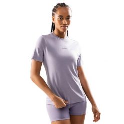 Damska koszulka treningowa z krótkim rękawem Fitness Siroko Pulau. Fioletowe bluzki damskie SIROKO, bez wzorów, z tkaniny, bez ramiączek. Za 105.00 zł.