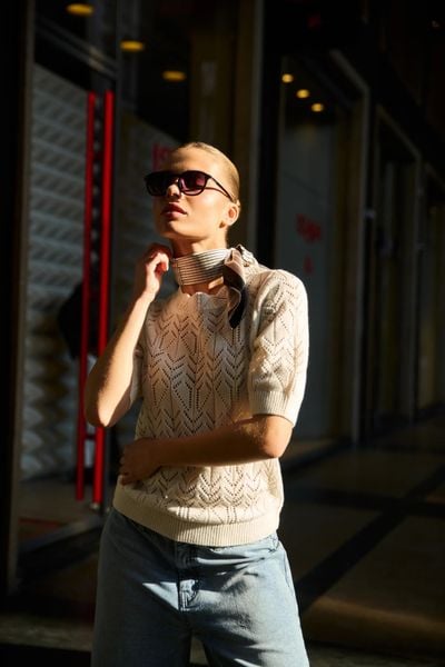 Ażurowy sweter beżowy. Brązowe swetry klasyczne damskie MOODO, l, z bawełny, bez kołnierzyka. Za 109.99 zł.