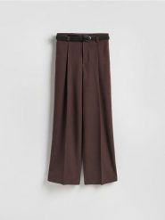 Spodnie z paskiem - brązowy. Brązowe spodnie materiałowe damskie Reserved, bez wzorów, z tkaniny. Za 119.99 zł.