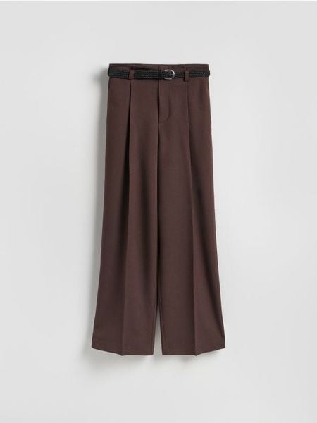 Spodnie z paskiem - brązowy. Brązowe spodnie materiałowe damskie Reserved, bez wzorów, z tkaniny. Za 119.99 zł.
