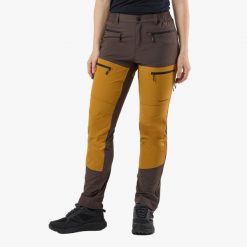 Spodnie outdoor Hiking damska Swedemount Lofoten Stretch Pants szybkoschnące. Brązowe spodnie dresowe damskie SWEDEMOUNT, na lato, bez wzorów, z tkaniny. Za 399.99 zł.