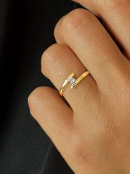 DIA DIAMONDS Pozłacany pierścionek z diamentami rozmiar: 58. Żółte pierścionki damskie DIA DIAMONDS, z diamentem, pozłacane. Za 194.15 zł.