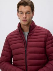 Pikowana kurtka ze stójką - bordowy. Czerwone kurtki męskie Reserved, l, bez wzorów, bez kaptura. Za 159.99 zł.