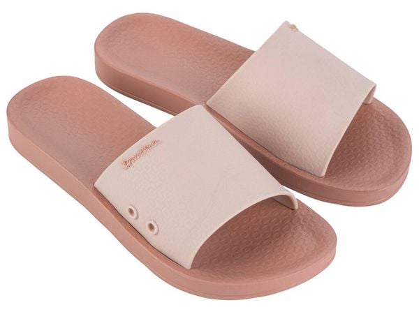 Klapki damskie obuwie plażowe Ipanema Classic Slide Fem. Czerwone klapki damskie Ipanema, z aplikacjami, z gumy, bez obcasa, na płaskiej podeszwie. Za 79.00 zł.