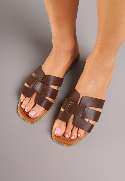 Ciemnobrązowe Klapki na Płaskiej Podeszwie z Przeplataną Cholewką Filadea. Brązowe klapki damskie Born2be, bez wzorów, bez obcasa, na płaskiej podeszwie. Za 54.99 zł.