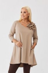 Asymetryczna beżowa tunika Florina z wydłużonym tyłem i odpinanym kwiatem PLUS SIZE XXL OVERSIZE JESIEŃ. Brązowe tuniki damskie Moda Size Plus Iwanek, do pracy, na jesień, l, bez wzorów, z nylonu, biznesowe, z asymetrycznym kołnierzem, plus size, bez ramiączek. Za 229.90 zł.
