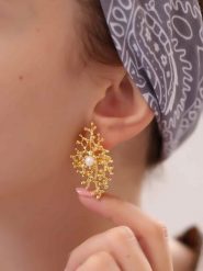 Pierres delicates Pozłacane kolczyki-wkrętki z perłami syntetycznymi rozmiar: onesize. Białe kolczyki damskie Pierres delicates, z perłą, pozłacane. Za 83.62 zł.
