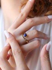 L'Atelier de Gaia Pozłacany pierścionek z cyrkoniami rozmiar: onesize. Niebieskie pierścionki damskie L'Atelier de Gaia, z cyrkonią, pozłacane. Za 110.81 zł.