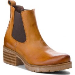 Botki LASOCKI ADORA-01. Brązowe botki damskie Lasocki, z nubiku, bez obcasa, bez zapięcia. Za 249.99 zł.