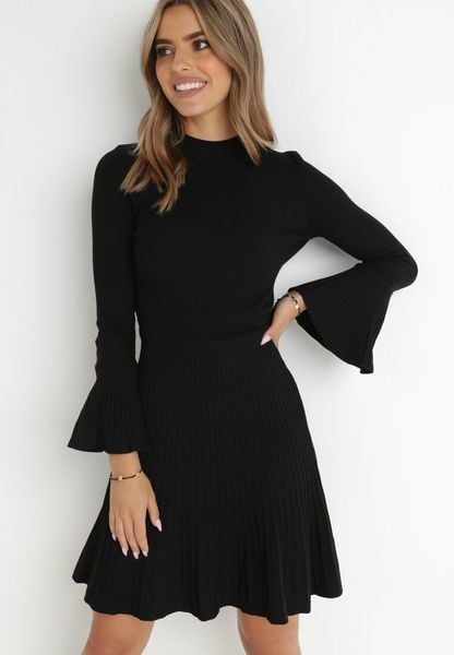 Czarna Sukienka Taliowana z Falbankami Marius. Czarne sukienki damskie Born2be, s, bez wzorów, z dzianiny, bez kołnierzyka, bez ramiączek, mini, dopasowane. Za 129.99 zł.