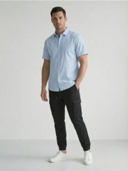 Spodnie jogger cargo ze wzorem moro - czarny. Czarne spodnie materiałowe męskie Sinsay, bez wzorów. Za 59.99 zł.