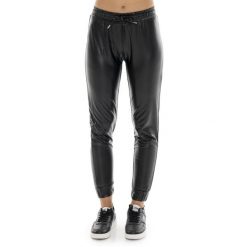 Damen-Jogginghose aus Kunstleder mit Leone 1947 Glam Winter Patch. Czarne spodnie dresowe damskie LEONE 1947 APPAREL, bez wzorów. W wyprzedaży za 132.85 zł.