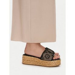Klapki Guess. Czarne klapki damskie Guess, z aplikacjami, bez obcasa. Za 334.99 zł.