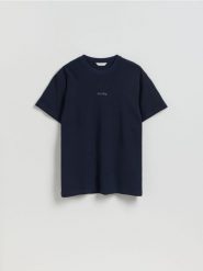 T-shirt comfort z haftem na plecach - granatowy. Niebieskie t-shirty męskie Reserved, l, bez wzorów, z bawełny, bez kołnierzyka. Za 69.99 zł.