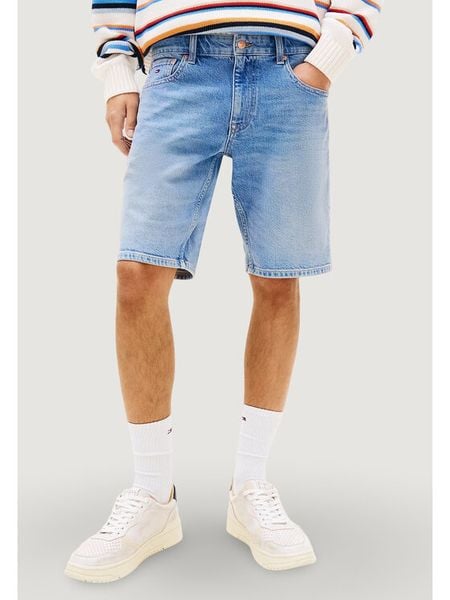 Tommy Jeans Szorty jeansowe Scanton DM0DM22981 Niebieski jasny Slim Fit. Niebieskie szorty męskie Tommy Jeans, bez wzorów, z bawełny. Za 245.99 zł.