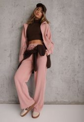 Różowy Prążkowany Komplet Dresowy Bluza z Kapturem i Spodnie Wide Leg Jateia. Czerwone bluzy z kapturem damskie Renee, l, z dresówki. Za 169.99 zł.