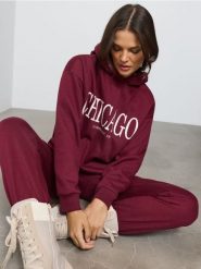 Bluza hoodie z napisem Chicago - bordowy. Czerwone bluzy bez kaptura damskie Sinsay, l. Za 39.99 zł.