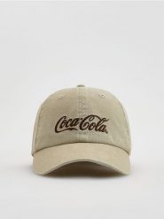 Czapka baseball Coca-Cola - beżowy. Brązowe czapki męskie Reserved, bez wzorów. Za 65.99 zł.