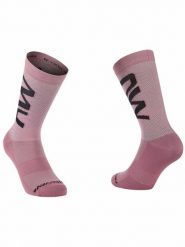 Skarpety rowerowe NORTHWAVE Extreme Air Sock różowe. Czerwone skarpetki męskie Northwave, w ażurowe wzory, z dzianiny. Za 69.00 zł.